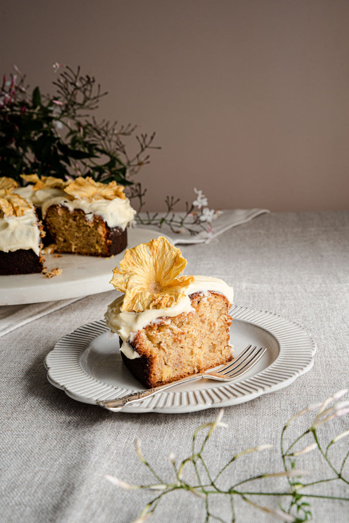 Hummingbird Cake with Pineapple Flowers Ezidri